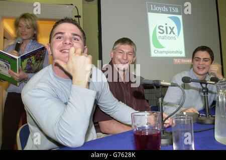 Die Edinburgher Fly-half Gordon Ross (links) denkt über eine Frage nach, als Todd Blackadder (Mitte) und Marcus Di Rollo (rechts), der in Edinburgh an der Schleuse von Edinburgh vorbeischaut, auf das Lloyds-TSB Rugby Club Tour Sports Quiz bei Myreside in Edinburgh. Stockfoto