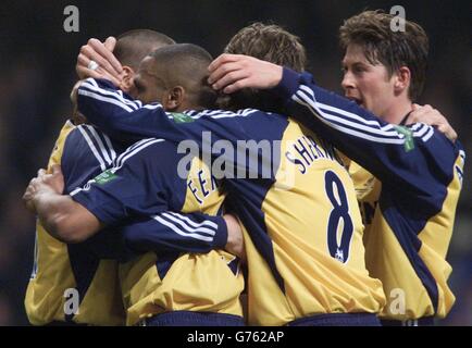 Christian Ziege von Tottenham Hotspur (links) feiert sein Tor gegen Blackburn Rovers mit Les Ferdinand (2. Links), Tim Sherwood (2. Rechts) und Darren Anderton (rechts) beim Worthington Cup Finale im Millennium Stadium in Cardiff. Stockfoto