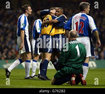 Christian Ziege von Tottenham Hotspur feiert sein Ausgleichstreffer gegen Blackburn Rovers mit seinem Teamkollegen Les Ferdinand (R) beim Worthington Cup-Finale im Millennium Stadium in Cardiff. Stockfoto