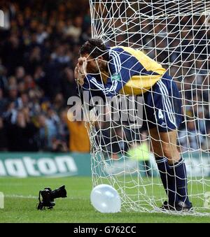 Tottenham Hotspur's Gus Poyet im Netz, nachdem er während des Worthington Cup Finales im Millennium Stadium in Cardiff gegen Blackburn Rovers nicht Punkten konnte. Stockfoto