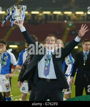 Der Manager von Blackburn Rovers, Graeme Souness, feiert den Sieg seines Teams im Jahr 2-1 über Tottenham Hotspur im Worthington Cup-Finale im Millennium Stadium in Cardiff. Endergebnis: Blackburn 2 Tottenham 1. Stockfoto