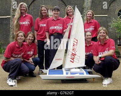 Um die Welt die Segelfrau Tracy Edwards (Mitte) mit einem Modell von Maiden II und einigen ihrer Crew (von links stehend): Miki von Koskull, Emma Richards, Tracy Edwards, Sam Davies, Helena Darvelid, (von links vorne Reihe): Miranda Merron, Adrienne Cahallan, Anne Monmousseau, Sharon Ferris auf einer Pressekonferenz in London, wo sie angekündigt, eine all-Frau-Crew auf einem anspruchsvollen drei-Jahres-Programm, das die Teilnahme an der Jules Verne Trophy und dem Round the World Race. Der Pionier-Segler hat den rekordbrechenden 110 Fuß Maxi-Katamaran Club Med erworben und umbenannt Stockfoto