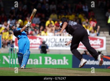 England-Skipper Nasser Hussain in Aktion während des fünften eintägigen internationalen gegen Neuseeland in Carisbrook, Dunedin, Neuseeland. England Skipper Nasser Hussain zuvor gewann den Wurf und gewählt, um zuerst zu schlagen. Stockfoto