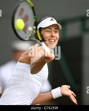 Tennis - Wimbledon Championships 2014 - Tag 8 - All England Lawn Tennis und Croquet Club. Die serbische Ana Ivanovic in ihrem Spiel gegen die deutsche Sabine Lisicki Stockfoto