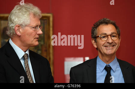 Sean Rainbird (links), Direktor der Nationalgalerie Irlands, und Jean-Jacques Goran, Geschäftsführer der BNP Paribas Stiftung, nahmen an der Enthüllung des &ACIRC;&pound;8 Millionen Kunstwerks, Argenteuil Basin mit EINEM einzigen Segelboot, von Claude Monet, Teil. Als ein Mann die Faust durchschlug, hängt es wieder, wo es hingehört, nach einer sorgfältigen Restaurierung, in der National Gallery of Ireland, Dublin. Stockfoto