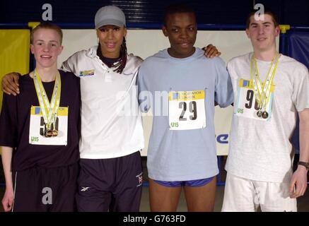 Großbritanniens Long Jump-StarJade Johnson (zweite links) mit den Gewinnern der einzelnen Veranstaltungen - Bronzemedaillengewinnerin Eliot Wright aus Warwickshire (links), Silbermedaillengewinnerin Richard Spragg, Einzelgewinnerin (rechts) und Goldgewinnerin Chinedum Onhoha beim UK National Final for Young Athletes in der National Indooor Arena in Birmingham. 48 Teams aus dem ganzen Land kämpften im Finale. Stockfoto