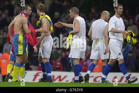 Walisische und tschechische Spieler haben sich nach dem 0-0. Platz im internationalen Freundschaftsspiel im Millennium Stadium, Cardiff, Trikots abgesetzt. Stockfoto