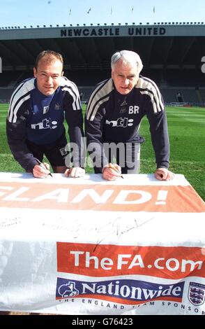 Newcastle-Manager Bobby Robson (rechts) und Newcastle-Kapitän Alan Shearer unterzeichnen die Flagge des England St Georges Cross im St James' Park, Newcastle, der diesen Sommer zur Weltmeisterschaft in Japan gehen wird, um das England Team zu unterstützen. Stockfoto