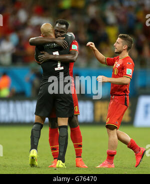 Der US-Torhüter Tim Howard (links) und der Belgier Romelu Lukaku umarmen sich nach dem Schlusspfiff. Stockfoto