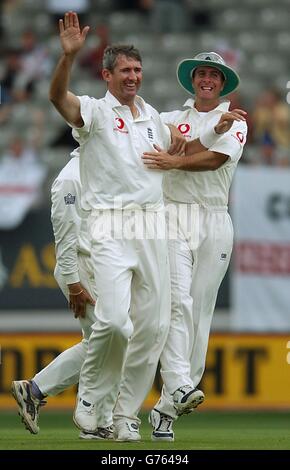 Der Engländer Andrew Caddick feiert mit seinem Teamkollegen Michael Vaughan (rechts), nachdem er am ersten Tag des dritten und letzten Testspieles gegen Neuseeland im Eden Park, Auckland, den neuseeländischen Lou Vincent für 10 Läufe gekegelt hat. Stockfoto