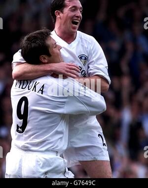 Robbie Fowler von Leeds United (rechts) gratuliert Mark Viduka zu seinem Tor gegen Manchester United während des Barclaycard Premiership-Spiels in der Elland Road, Leeds. Stockfoto