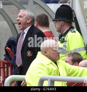 Sunderland-Manager Peter Reid schreit Anweisungen an seine Spieler aus dem ausgegraben, als seine Seite Leicester City in ihrem FA Barclaycard Premiership Match im Sunderland Stadium of Light Ground gegenübersteht. Stockfoto