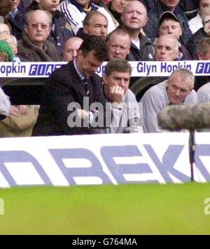 David O'Leeds United-Manager (C) sieht nach einer Niederlage von 2-1 gegen Tottenham in ihrem Spiel mit der FA Barclaycard Premiership im White Hart Lane-Stadion von Tottenham niedergeschlagen aus. Stockfoto