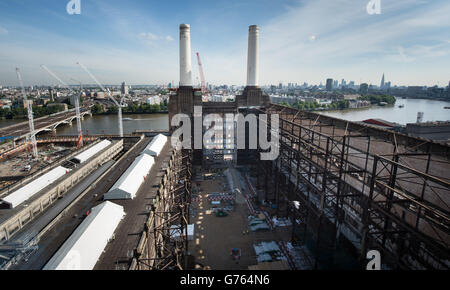 Ein Blick auf das Battersea Power Station im Südwesten Londons, wo sie sich vorbereiten, die vier Schornsteine im Rahmen der Sanierung des Kraftwerks der 1930er Jahre abzubauen und wieder aufzubauen. Stockfoto