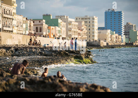 Menschen Sie aus den Felsen vor dem Malecon (Küstenstraße) in Havanna, Kuba Stockfoto