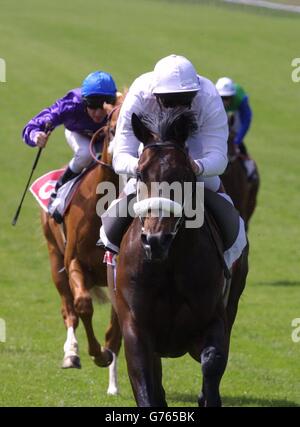 Newmarket Racing. Millennium Dragon von Franki Dettori geritten gewinnt die Milcars King Charles II Stakes bei Newmarket. Stockfoto