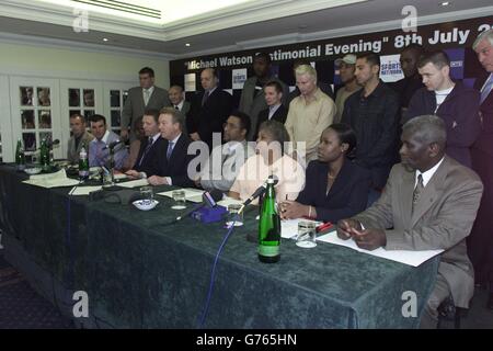 Der britische Boxer Michael Watson (sitzende Mitte, grauer Anzug), der 1991 bei einem Super-Mittelgewichtswettbewerb gegen Chris Eubank Gehirnschäden erlitten hatte, mit Promoter Frank Warren und Boxern, die beim Start des Michael Watson Testimonial Evening in London Vergangenheit und Gegenwart waren. Die 1,000 -a-table Veranstaltung am 8. Juli, hofft, Geld zu sammeln, um die Qualität seines Lebens zu verbessern. Stockfoto