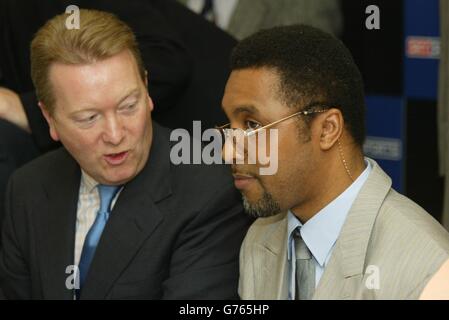 Promoter Frank Warren spricht mit dem britischen Boxer Michael Watson, der 1991 beim Start des Michael Watson Testimonial Evening in London in einem Super-Mittelgewicht-Wettbewerb gegen Chris Eubank Gehirnschäden erlitt. * die 1,000 -a-table Veranstaltung am 8. Juli, hofft, Geld zu sammeln, um die Qualität seines Lebens zu verbessern. Stockfoto