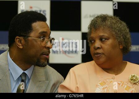 Der britische Boxer Michael Watson, der 1991 in einem WM-Super-Mittelgewicht gegen Chris Eubank Gehirnschäden erlitt, sitzt neben seiner Mutter Joan beim Start des Michael Watson Testimonial Evening in London. * die 1,000 -a-table Veranstaltung am 8. Juli, hofft, Geld zu sammeln, um die Qualität seines Lebens zu verbessern. Stockfoto