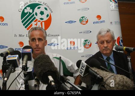 Mick McCarthy, Manager der Republik Irland, (links), mit Brendan Menton, Generalsekretär der FAI, bei einer Pressekonferenz, die über die Roy Keane-Affäre im Izumo Sports Park and Dome, Izumo, Japan, sprach. * Dies geschah, nachdem die Mannschaft und das Personal eine schriftliche Erklärung abgegeben hatten, in der es für Roy Keane unangemessen wäre, zurückzukehren. Stockfoto