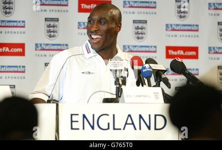 Die Engländerin Sol Campbell lacht nach einer Frage eines argentinischen Reporters während einer Pressekonferenz in Awaji, Japan, während die Mannschaft ihre Vorbereitungen für ihr erstes WM-Spiel gegen Schweden am kommenden Sonntag fortsetzte. England spielt Argentinien am 7. Juni bei Sapporo. Stockfoto