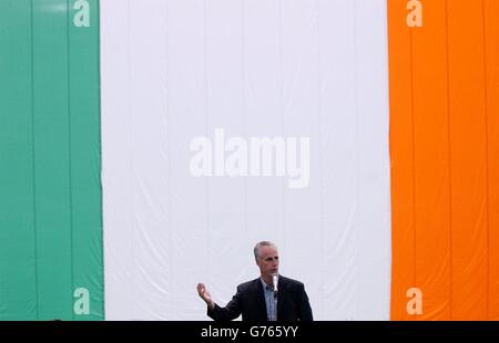 Der Manager der Republik Irland, Mick McCarthy, vor einer riesigen irischen Flagge, während einer Abschiedszeremonie im Izumo Sports Park and Dome, Izumo, Japan. Die Republik Irland wird ihr Eröffnungsspiel gegen Kamerun spielen. Stockfoto