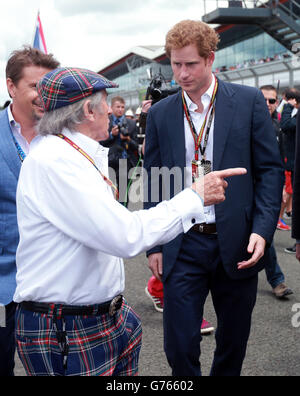 Sir Jackie Stewart und Prince Harry während des Grand Prix von Großbritannien 2014 auf Silverstone Circuit, Towcester. DRÜCKEN SIE ASSOCIASTION Photo. Bilddatum: Sonntag, 6. Juli 2014. Siehe PA Story AUTO British. Bildnachweis sollte lauten: David Davies/PA Wire. Stockfoto