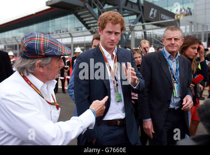 Sir Jackie Stewart und Prince Harry während des Grand Prix von Großbritannien 2014 auf Silverstone Circuit, Towcester. DRÜCKEN SIE ASSOCIASTION Photo. Bilddatum: Sonntag, 6. Juli 2014. Siehe PA Story AUTO British. Bildnachweis sollte lauten: David Davies/PA Wire. Stockfoto