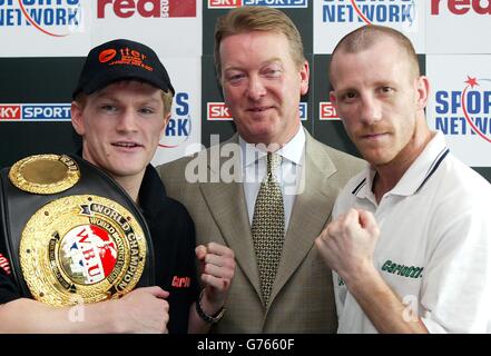 Boxpromoter Frank Warren steht bei einer Pressekonferenz im Lowry Hotel, Manchester, zwischen dem WBU Light Welterweight Champion Ricky Hatton (links) und seinem Gegner Eamonn Magee. Hatton nimmt Magee in der Men Arena von Manchester in die Arena auf. Stockfoto