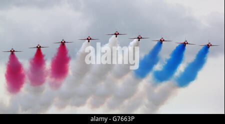 Die Red Arrows treten während des Grand Prix von Großbritannien 2014 auf dem Silverstone Circuit in Towcester auf. DRÜCKEN SIE ASSOCIASTION Photo. Bilddatum: Sonntag, 6. Juli 2014. Siehe PA Story AUTO British. Das Foto sollte lauten: Dave Thompson/PA Wire. Stockfoto