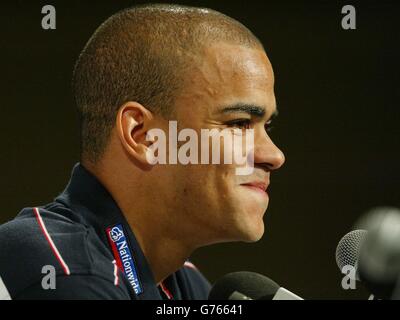 Kieron Dyer bei einer Pressekonferenz in Awaji, Japan, wo Sven Goran Eriksson bestätigte, dass der Mittelfeldspieler von Newcastle im englischen Kader bleiben und fit für das größte Fußballturnier ist. * die englische Mannschaft setzt ihre Vorbereitungen für ihr erstes WM-Spiel gegen Schweden am kommenden Sonntag fort. Stockfoto