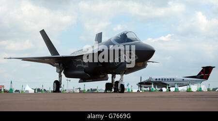 Gesamtansicht eines Vollmaßstabs einer Lockheed Martin F-35 während eines Vorschauungstages beim The Royal International Air Tattoo bei RAF Fairford in Gloucestershire. Stockfoto