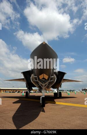 Gesamtansicht eines Vollmaßstabs einer Lockheed Martin F-35 während eines Vorschauungstages beim The Royal International Air Tattoo bei RAF Fairford in Gloucestershire. Stockfoto