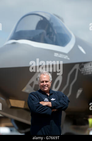 Testpilot Alan Norman posiert vor einem Vollmaßstab-Modell einer Lockheed Martin F-35 während eines Vorführungstages beim Royal International Air Tattoo bei RAF Fairford in Gloucestershire. Stockfoto