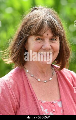 Kinderautorin Julia Donaldson bei der Vorstellung ihres neuen Buches The Scarecrow's Wedding at the National Forest Adventure Farm, Burton-on-Trent. Stockfoto