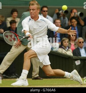 KEINE KOMMERZIELLE NUTZUNG. Der weltbeste Aussaat Lleyton Hewitt aus Australien im Kampf gegen David Nalbandian aus Argentinien beim Finale der Herren-Singles in Wimbledon. * die Tennis-Meisterschaften im All England Lawn Tennis Club ist das erste Mal, dass Nalbandian Wettbewerb Grass Court Tennis gespielt hat. Stockfoto