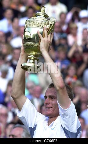 KEINE KOMMERZIELLE NUTZUNG. Der weltbeste Aussaat Lleyton Hewitt aus Australien hebt die Trophäe an, nachdem er David Nalbandian aus Argentinien beim Finale der Herren-Singles in Wimbledon besiegt hat. * die Tennis-Meisterschaften im All England Lawn Tennis Club ist das erste Mal, dass Nalbandian Wettbewerb Grass Court Tennis gespielt hat. Hewitt gewann in den geraden Sätzen 6:1/6:3/6:2. Stockfoto