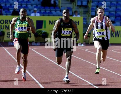 Mark Lewis-Francis (Mitte) gewinnt das Halbfinale der 100 Meter und schlägt Darren Campbell (links) und Dan Donovan während der Norwich Union European Trials & AAA Championships im Alexandra Stadium in Birmingham. Stockfoto