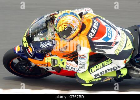 Italiens und Honda-Fahrer Valentino Rossi (46) qualifiziert sich in Donington, Leicestershire, für den morgigen British Motorcycle Grand Prix in der Pole Position. *15/04/04: Dreifacher Weltmeister Valentino Rossi will mit Gauloises Yamaha sein "neues Abenteuer" mit einem Podiumsplatzierung beginnen, wenn die MotoGP-Saison dieses Wochenende in Südafrika beginnt. Rossi gewann seine drei geraden Titel mit Honda, aber über den Winter auf der Suche nach einer neuen Herausforderung verlassen. Er stürzte sich für einen Umzug nach Yamaha, die sicherlich eine Herausforderung aussieht, das Team war weit hinter den Gleichen von Honda und Ducati in der letzten Saison mit ihrem Top Stockfoto