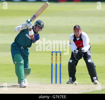 Nicky Boje spielt beim Norwich Union League-Spiel in Trent Bridge, Nottingham, einen Ball von Robert Croft, dem Bowler von Glamorgan Dragons. Stockfoto