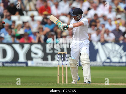 Der englische Ian Bell schiebt den Ball und rutscht am dritten Tag des ersten Investec-Testspieles in Trent Bridge, Nottingham, vom Bowling des indischen Ishant Sharma ab. Stockfoto