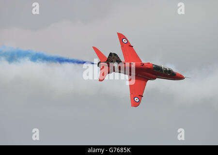 Die Red Arrows treten während des Royal International Air Tattoo im RAF Fairford, Gloucestershire auf. Stockfoto