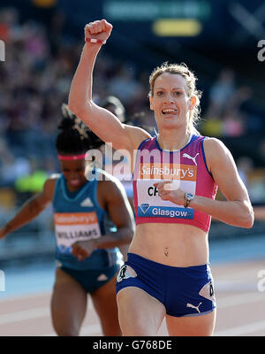 Eilidh Child feiert nach dem Gewinn der 400-m-Hürden der Frauen am ersten Tag des IAAF Glasgow Diamond League Meetings im Hampden Park, Glasgow. Stockfoto