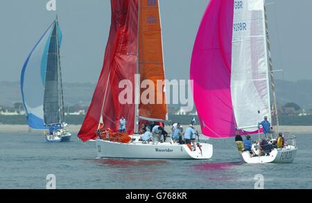 Am dritten Tag der Cowes Week-Segelregatta kämpfen Yachten der Klasse 10 in der Solent Off Cowes, Isle of Wight, um ihre Segel zu füllen. Der Rennsport wurde außer vier Klassen aufgegeben, da der Wind die meisten der 890 Boote und 8,000 Segler nicht mehr hatte. Stockfoto