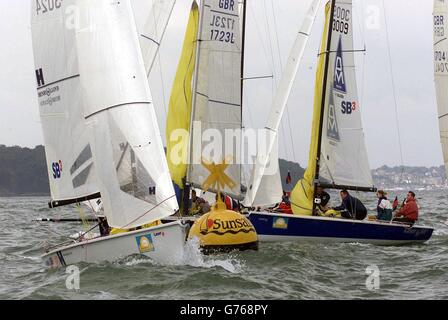 Nahkampf: SB3-Laser treffen sich am vierten Tag der Skandia Cowes Week Regatta bei der Sunsail Mark beim Sportsboat Class Race in der Solent Off Cowes. Stockfoto