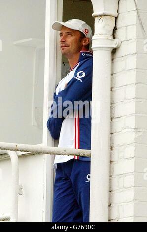 England Kapitän Nasser Hussain schaut auf das Wetter nach Regen Verzögerungen am zweiten Tag des zweiten npower Test Match zwischen England und Indien in Trent Bridge, Nottingham. Stockfoto