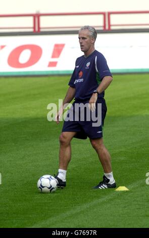 Der Manager der Republik Irland Mick McCarthy beim Training mit dem irischen Team in Moskau, um sich auf das morgige EM-Qualifikationsspiel 2004 gegen Russland vorzubereiten. Stockfoto