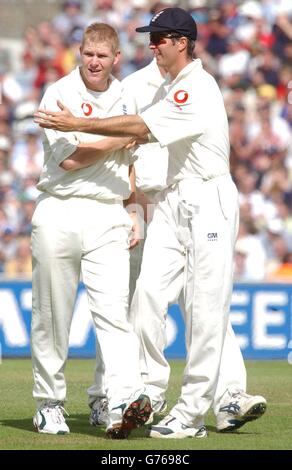 Der englische Matthew Hoggard (links) wird von Michael Vaughan gratuliert, nachdem er am 3. Tag des 4. Npower-Testmatches zwischen England und Indien im Londoner Oval das Wicket des indischen Sanjay Bangar gewonnen hat. Stockfoto