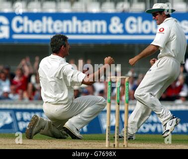 Der englische Andy Caddick (L) feiert am 3. Tag des 4. Npower-Testmatches zwischen England und Indien im Oval, London, das Wicket des indischen Sachin Tendulkar von lbw mit Michael Vaughan. Stockfoto