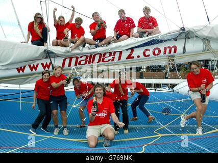 Brian Thompson (rechts), der Skipper von Tracy Edward's Katamaran Maiden II (im Hintergrund) feiert mit seiner Crew im Ocean Village, Southampton, den 28-stündigen Segelrekord für Großbritannien und Irland. *...Ihre Zeit von vier Tagen und 17 Stunden erschütterte den bisherigen Rekord von fünf Tagen, 21 Stunden, der vom amerikanischen Abenteurer Steve Fossett gehalten wurde. Stockfoto